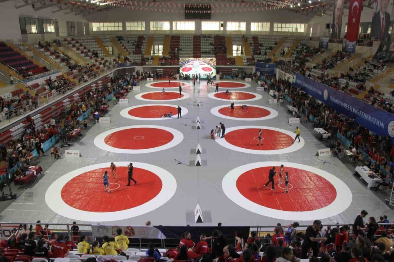 Minikler Türkiye Güreş Şampiyonası, Sivas'ta 5 bin sporcunun katılımıyla başladı.