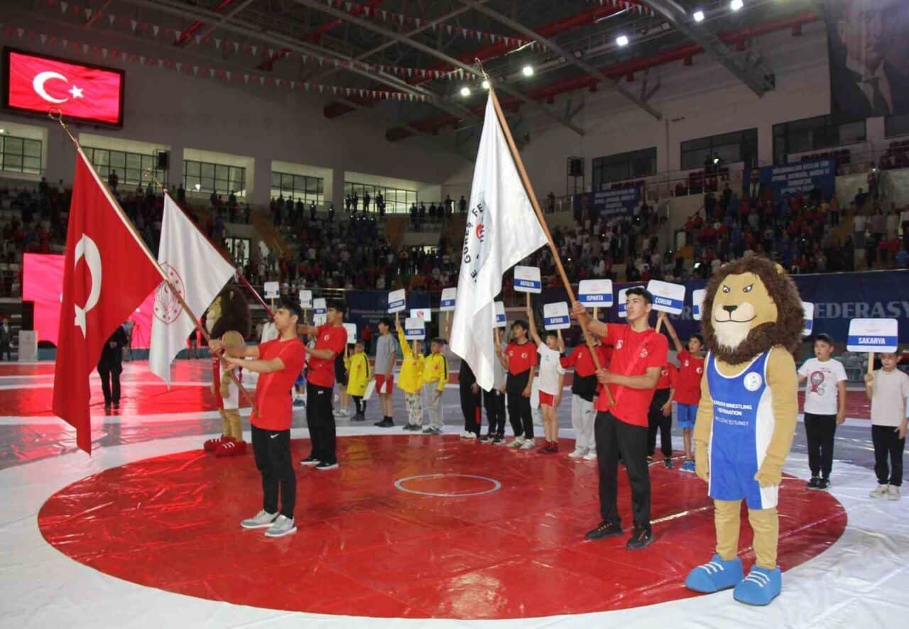 Sivas'ta düzenlenen Minikler Türkiye Güreş Şampiyonası'nın açılışı Sivas Valisi Yılmaz