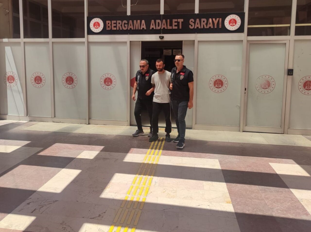 İzmir'in Bergama ilçesinde mısır tarlasına gizlenmiş uyuşturucu taciri S.A., polis