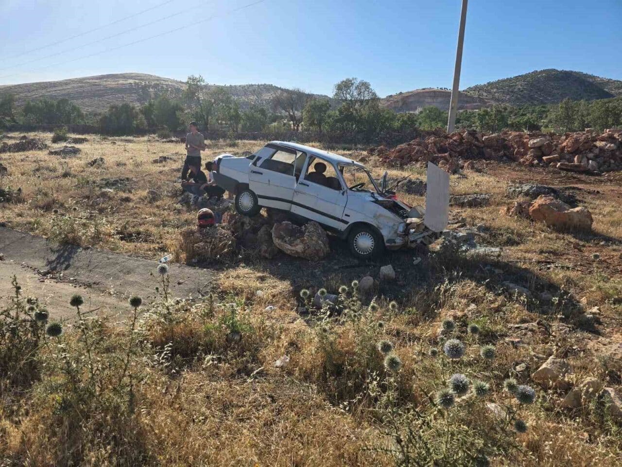 Mardin'in Dargeçit ilçesinde sepetli motosiklet ve otomobilin şarampole yuvarlanması sonucu
