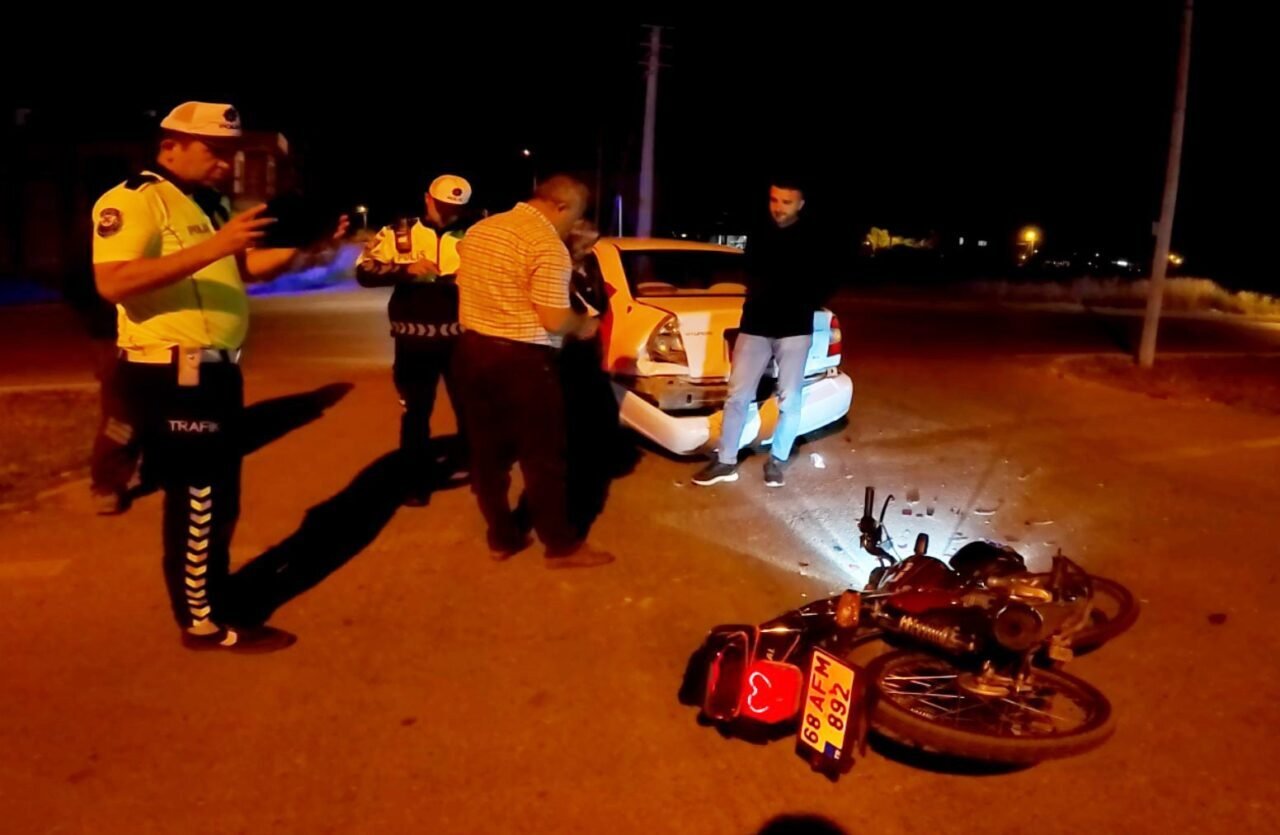 Aksaray'ın Çiftlik Mahallesi'nde Onur M. (20) yönetimindeki motosiklet, Yüksel Y.