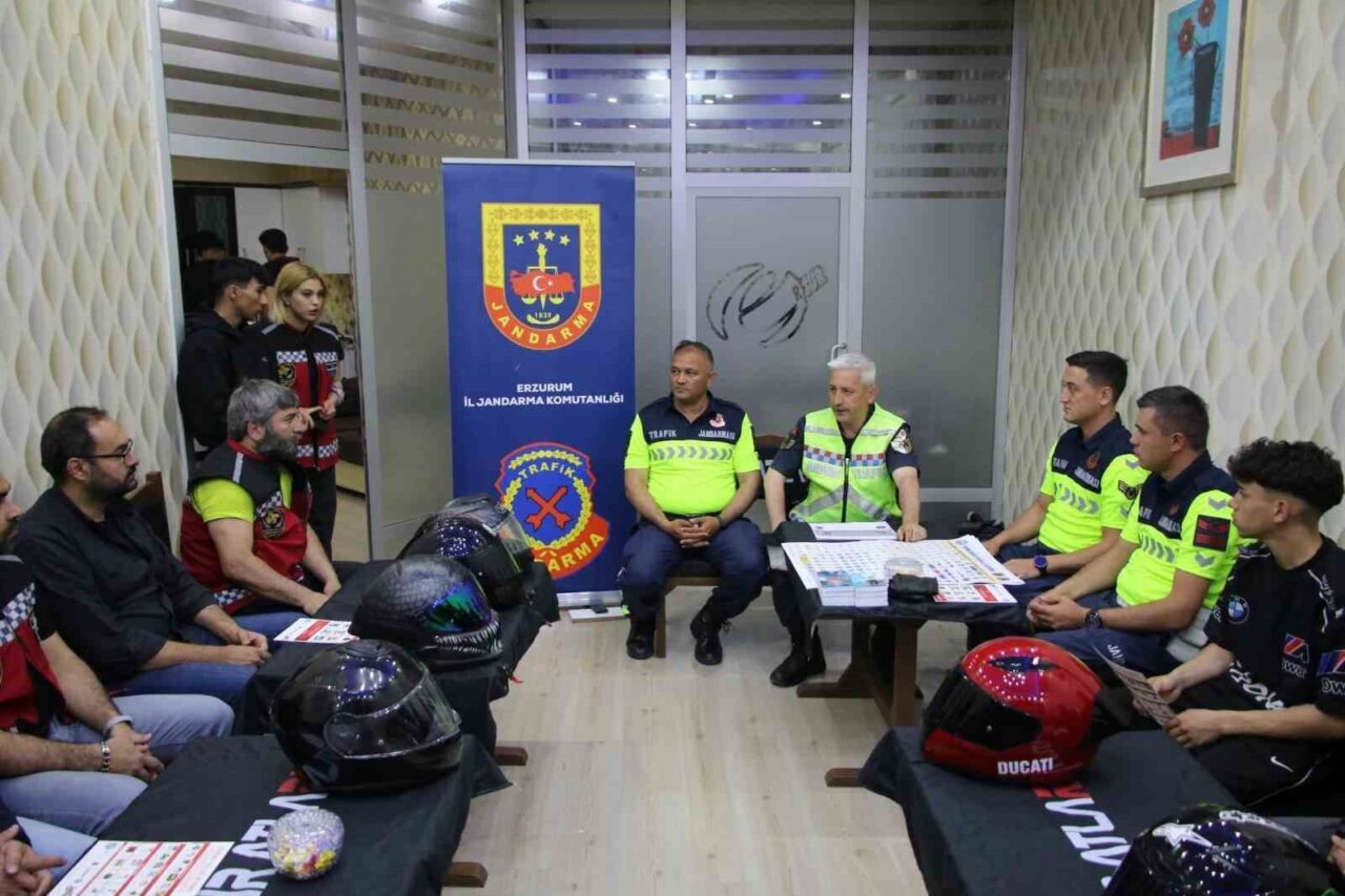 Erzurum'da Jandarma, motosiklet kazalarını azaltmak için sürücülere eğitim vererek trafik