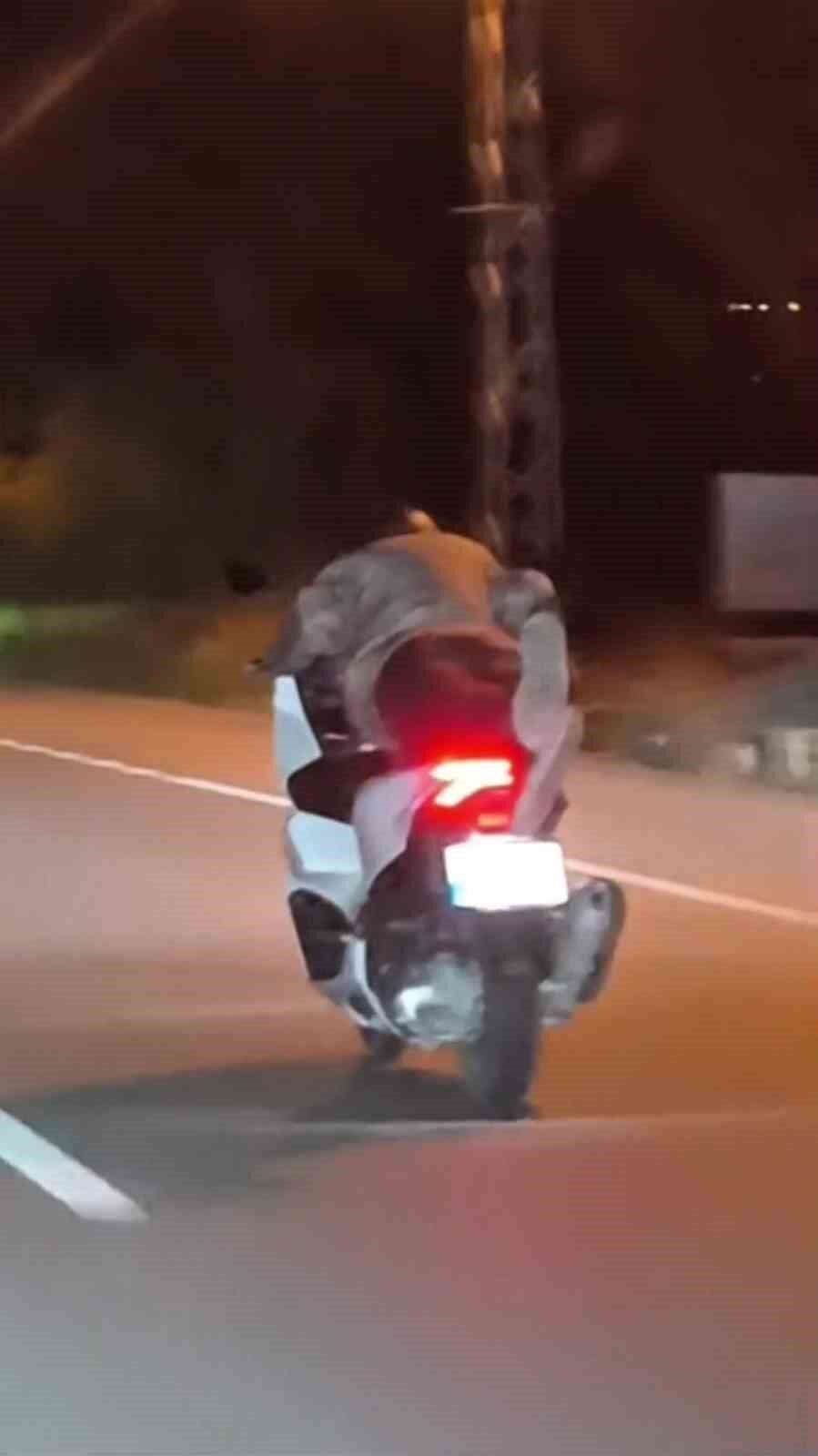 Hatay'ın Arsuz ilçesinde bir motosiklet sürücüsü, İskenderun-Arsuz yolunda akrobatik hareketler