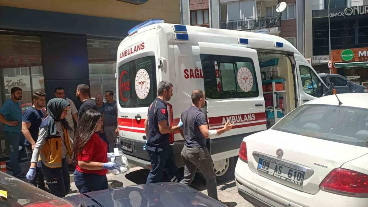 Aydın'ın Efeler ilçesinde kurye aracı geri manevra yaparken motosiklete çarptı.