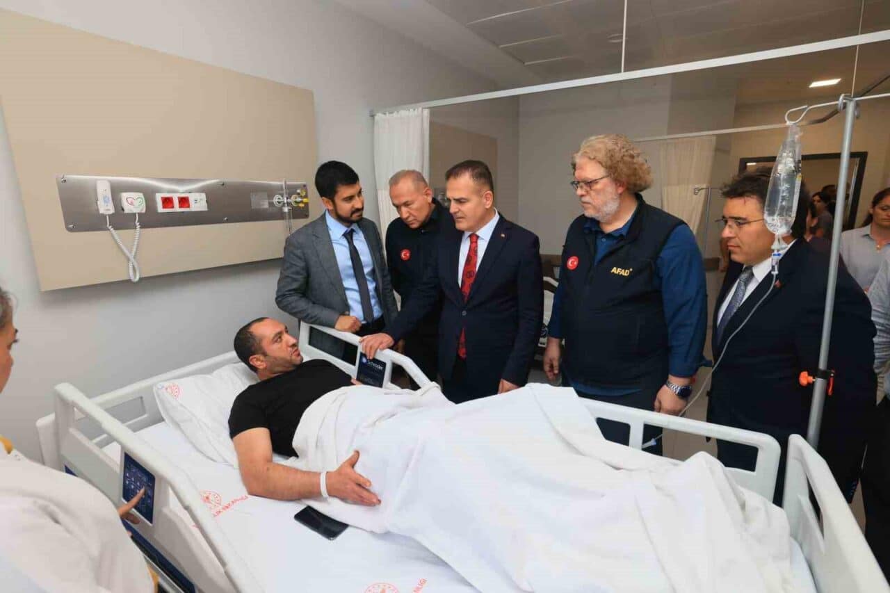 Muğla Valisi İdris Akbıyık, Marmaris'te meydana gelen 5.8 şiddetindeki depremin