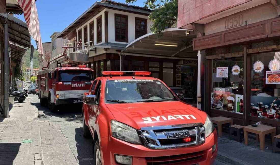Muğla'nın Menteşe ilçesindeki Şeyh Mahallesi'nde bir işletmenin bacasında çıkan yangın,