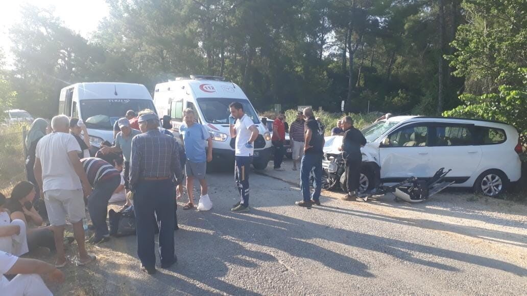 Muğla'nın Ula ilçesinde bir trafik kazasında 9 kişi hafif yaralandı.