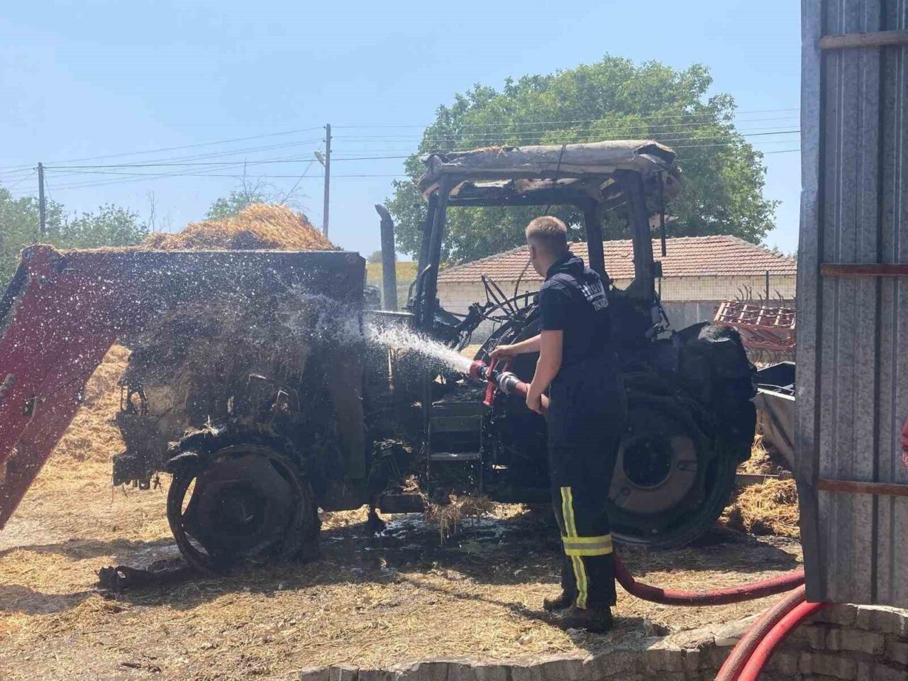 Tekirdağ'ın Muratlı ilçesinde, Arzulu Mahallesi'nde çıkan yangında bir traktör tamamen