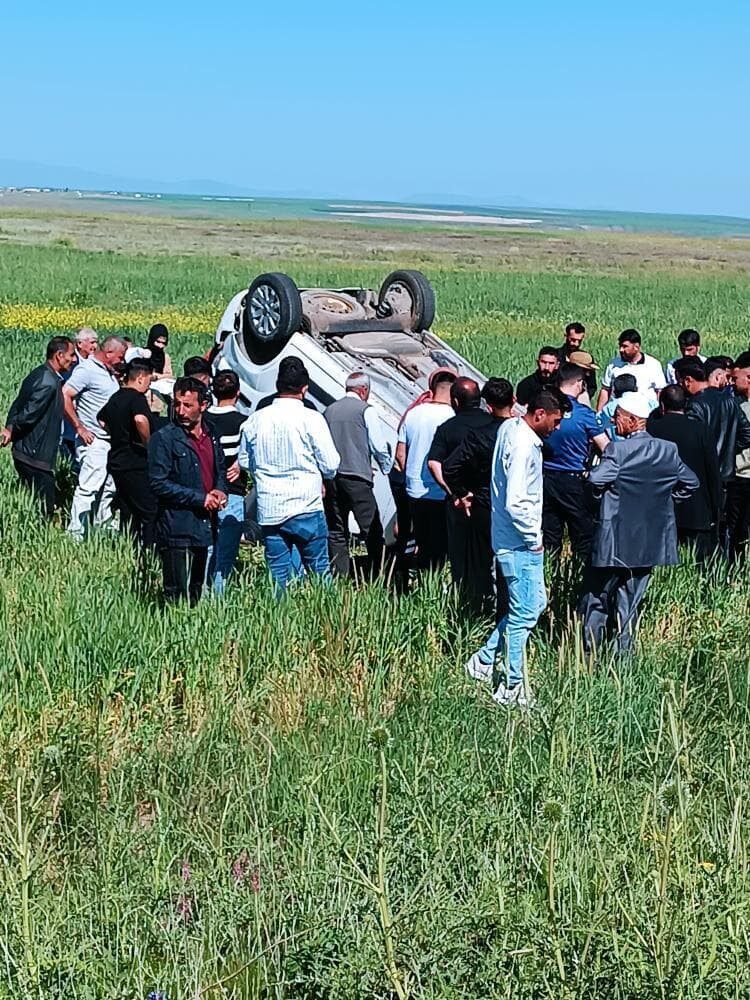 Muş'un Malazgirt ilçesinde bir hafif ticari aracın kaza yaparak takla