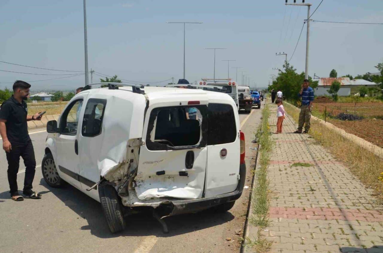Muş-Kulp kara yolunda iki aracın çarpışması sonucu 6 kişi yaralandı.