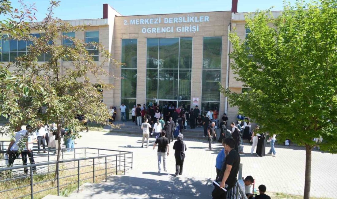 Muş'ta Yükseköğretim Kurumları Sınavı'nın (YKS) ilk oturumu olan Temel Yeterlilik