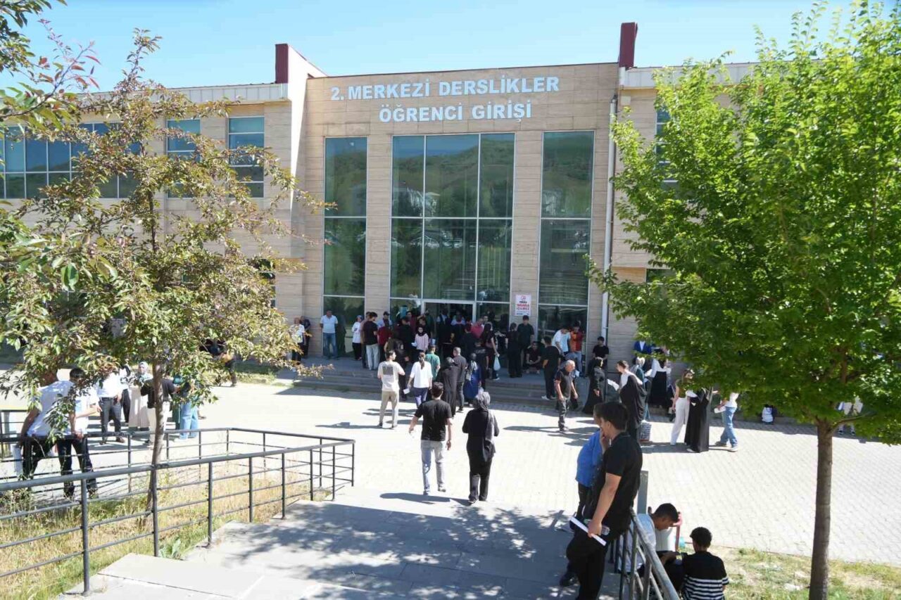 Muş'ta Yükseköğretim Kurumları Sınavı'nın (YKS) ilk oturumu olan Temel Yeterlilik