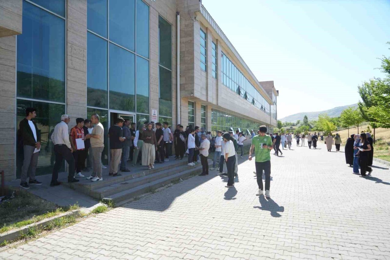 Muş’ta Yükseköğretim Kurumları Sınavı’nın Alan Yeterlilik Testi (AYT) saat 10.15’te