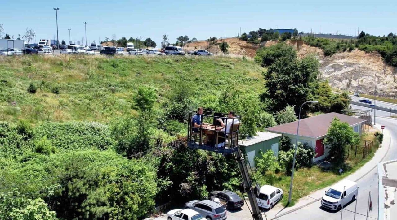 İstanbul’un Arnavutköy ilçesinde iki müşteri, kafede şaka amaçlı 'vinç çağırır