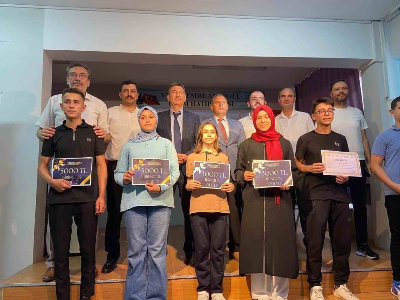 Manisa'da düzenlenen "Namazla Varım" konulu kompozisyon yarışmasında Sarıgöl Anadolu İmam
