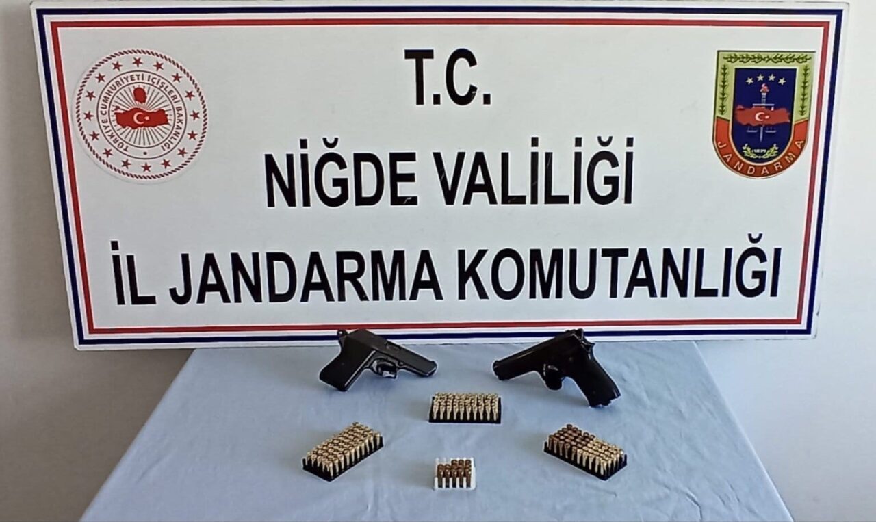 Niğde İl Jandarma Komutanlığı, Kiledere kasabasında düzenlediği operasyonda ruhsatsız tabanca