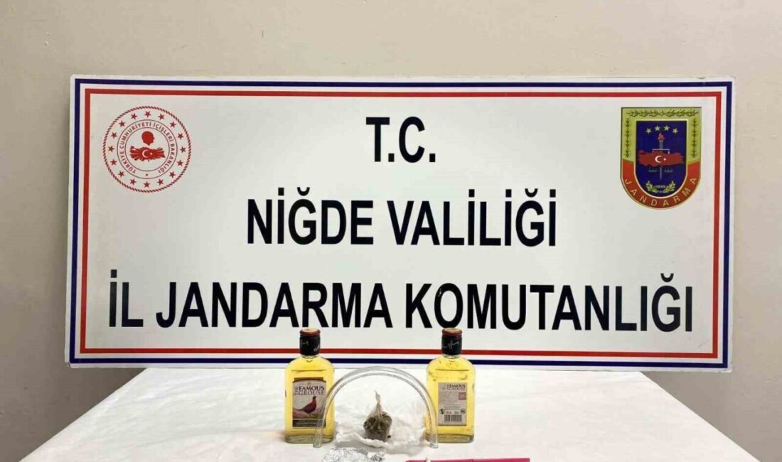 Niğde İl Jandarma Komutanlığı, uyuşturucu ticareti yapan bir kişiyi yakaladı.