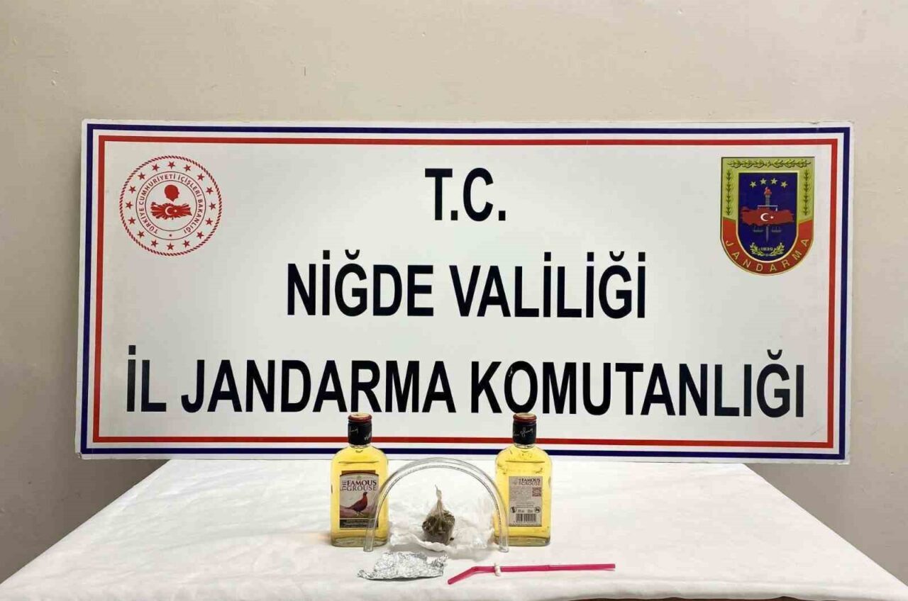 Niğde İl Jandarma Komutanlığı, uyuşturucu ticareti yapan bir kişiyi yakaladı.