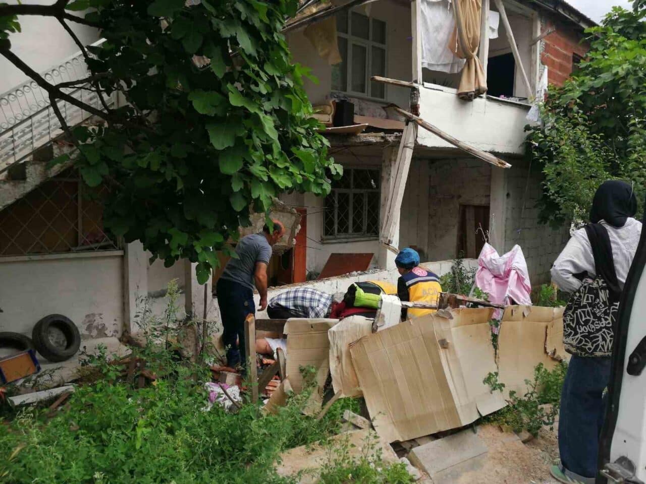 Tokat'ın Niksar ilçesinde, Ü.Ç. ve eşi F.Ç. balkonlarında çalışırken çökme