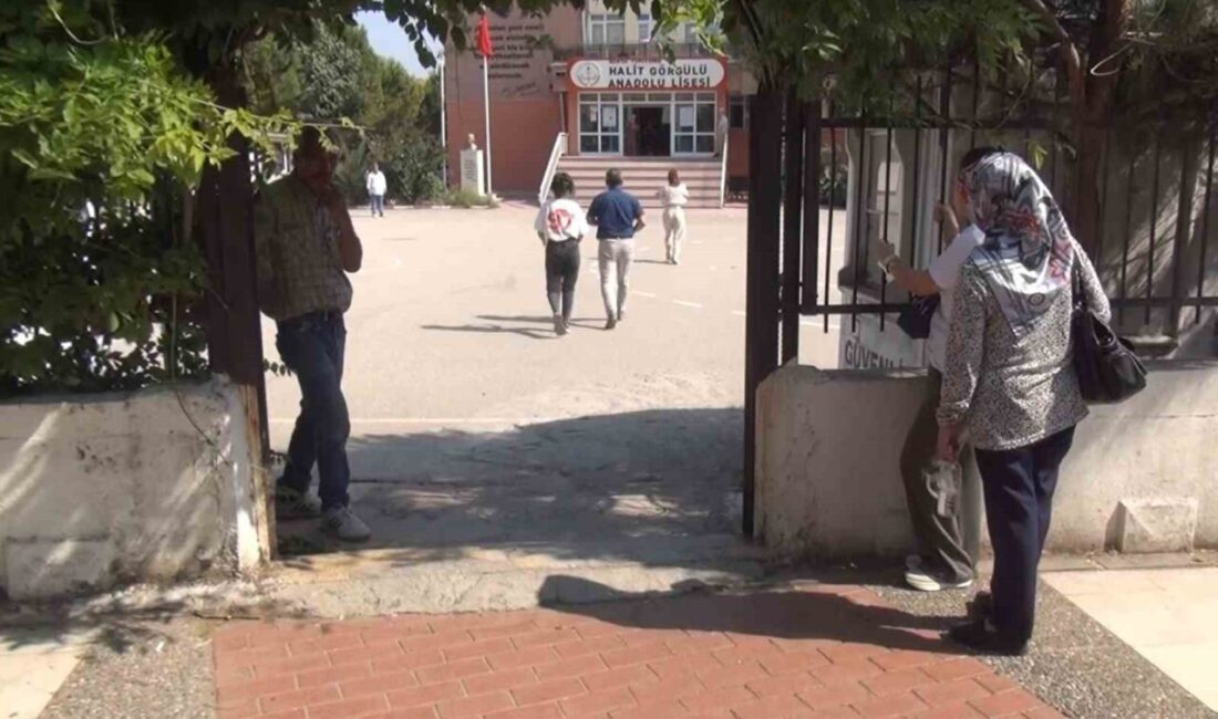YKS'nin Temel Yeterlilik Testi (TYT) Manisa'da kalabalık bir katılımla başladı.