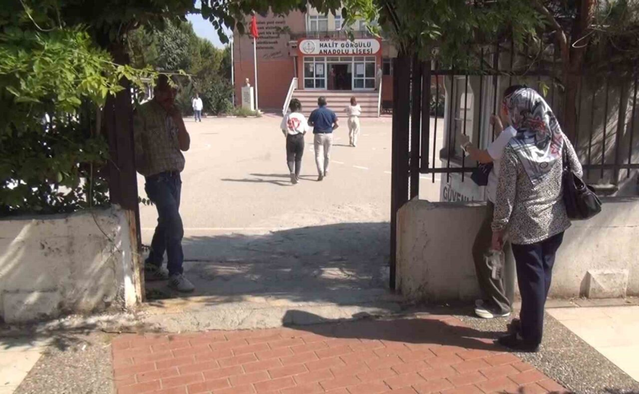YKS'nin Temel Yeterlilik Testi (TYT) Manisa'da kalabalık bir katılımla başladı.