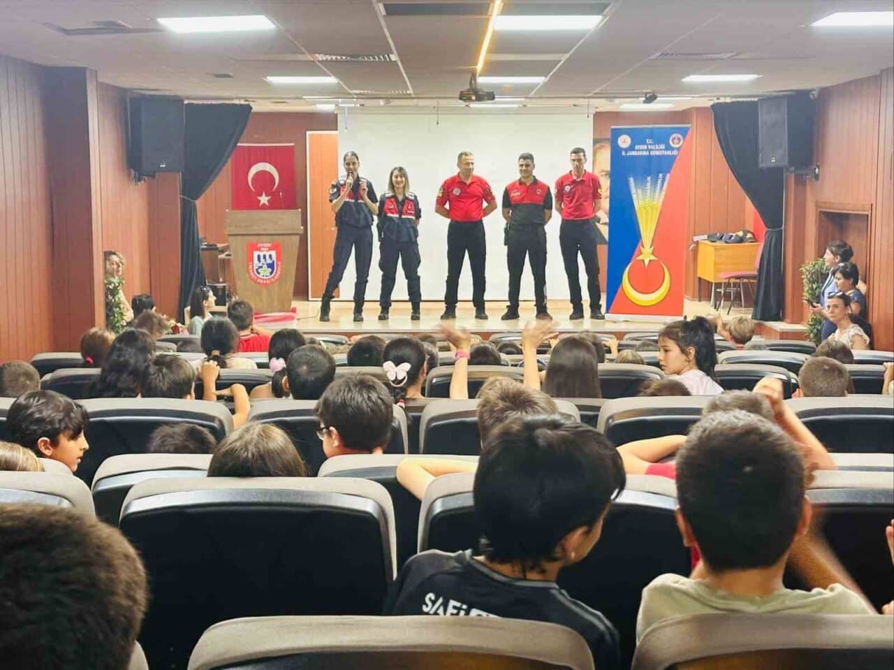 Aydın İl Jandarma Komutanlığı, Efeler'deki Ticaret Odası İlkokulu öğrencilerine jandarma