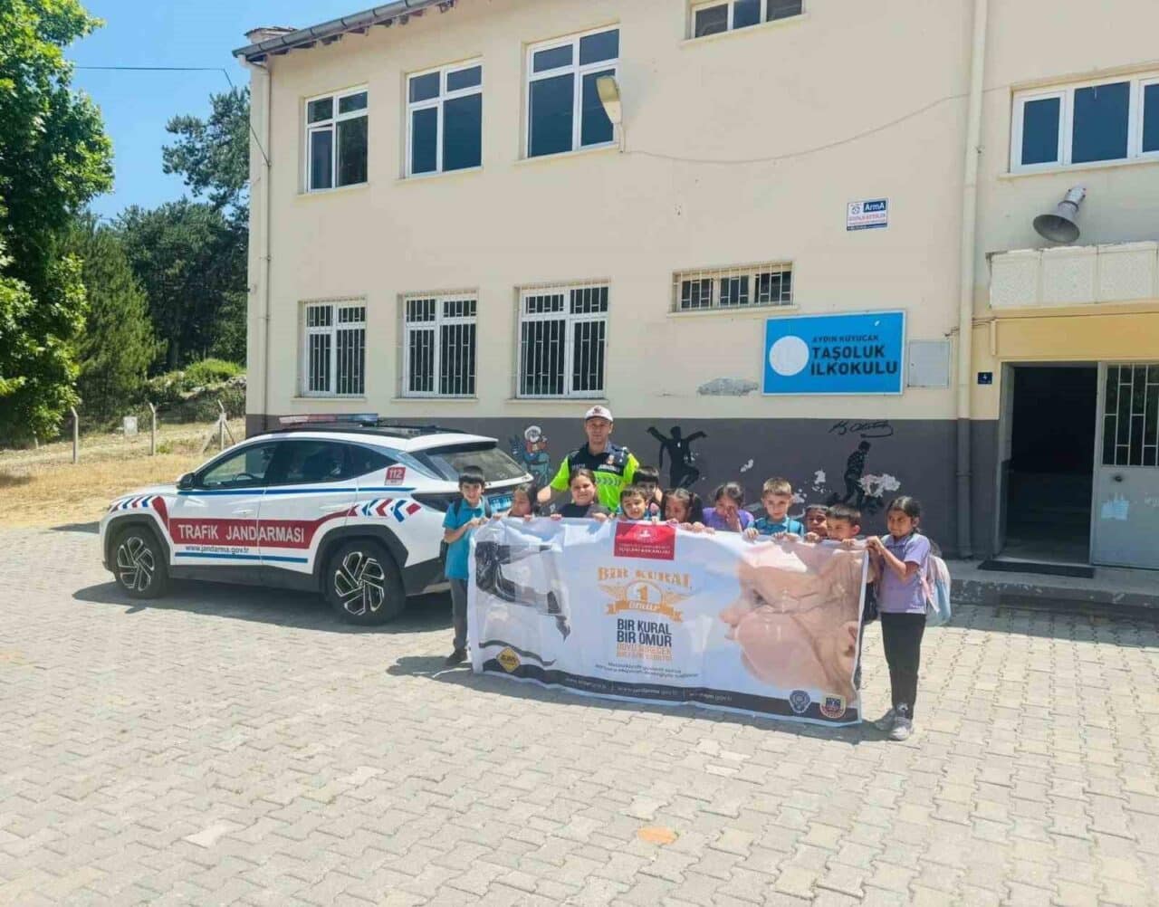 Aydın'ın Kuyucak ilçesinde Taşoluk İlkokulu öğrencilerine jandarma ekipleri tarafından trafik