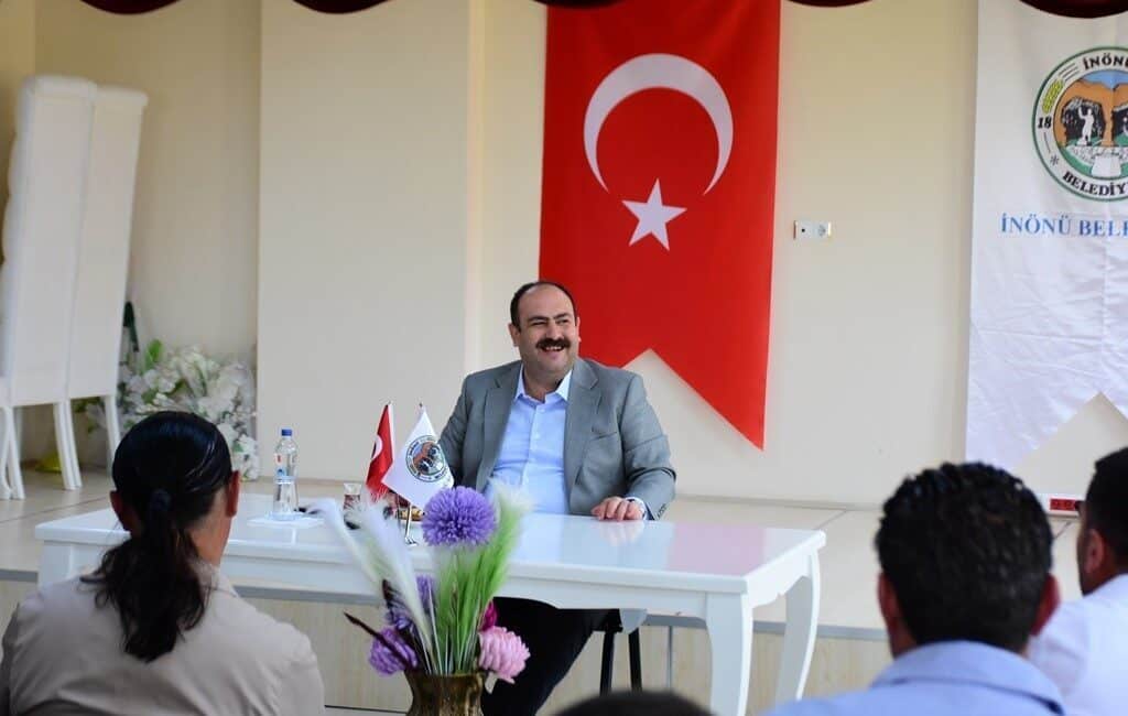 Oklubalı mahalle halkı, İnönü Belediye Başkanı Serhat Hamamcı’ya mahallelerine sağladığı