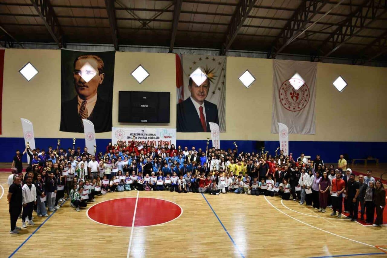 Samsun’un Vezirköprü ilçesinde 2024-2025 eğitim yılı okul sporları ödül töreni