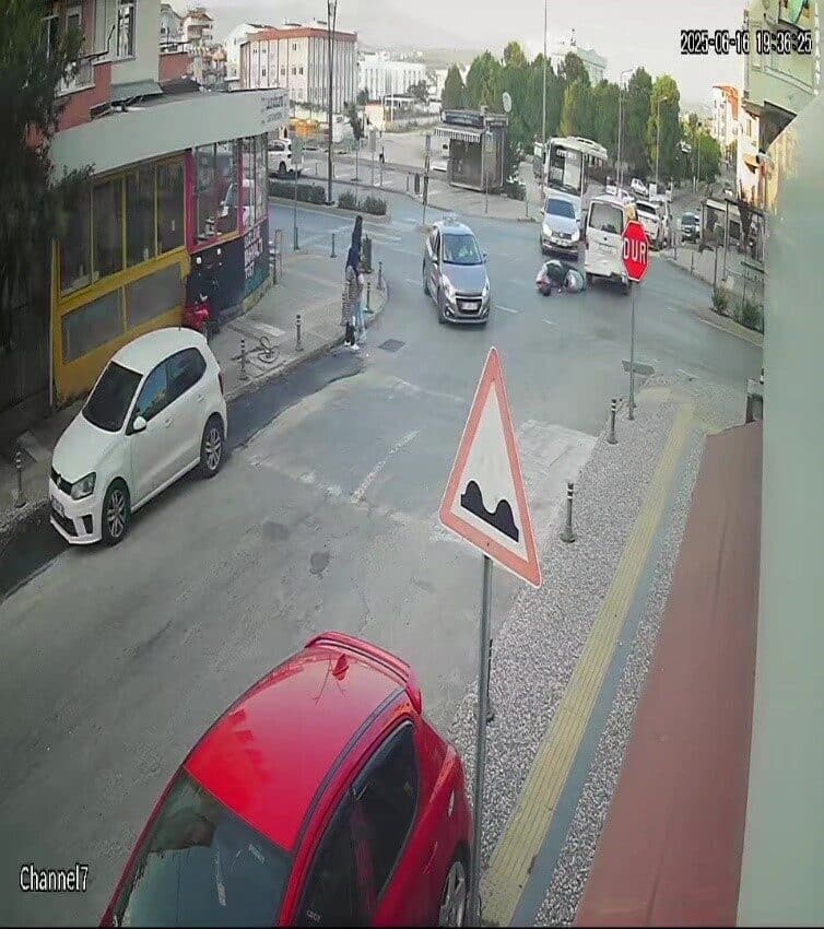 Antalya'nın Manavgat ilçesinde Emine T.'nin kullandığı motosiklet, Alper B.'nin aracına