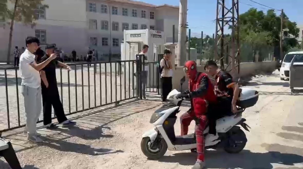 Mardin'de "Pijamalı Örümcek Adam" olarak bilinen Ayaz Salih Koç, AYT