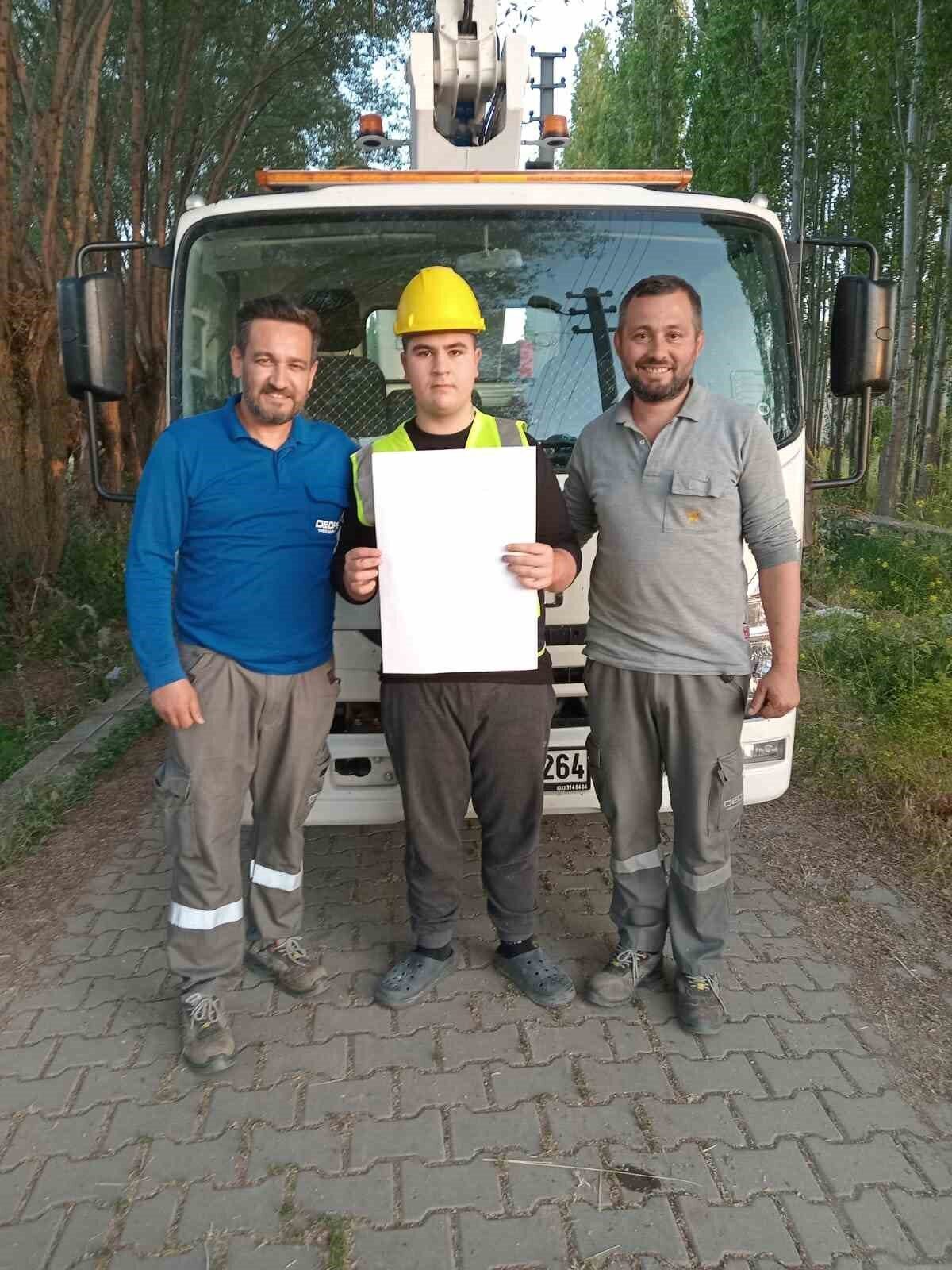 Afyonkarahisar'da otizmli Ramazan Yılmaz’ın aydınlatma direği isteği, OEDAŞ İl Müdürü