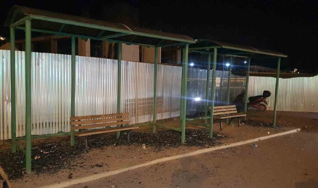 Karabük'te Albay Karaoğlanoğlu Caddesi'nde yabancı uyruklu bir kişi, otobüs durağının