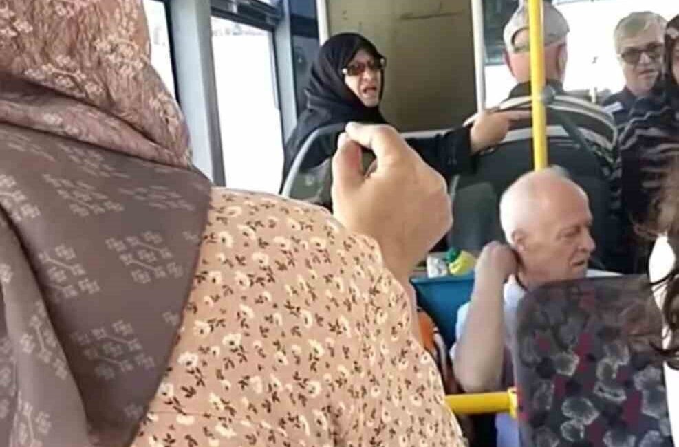 Bursa'da bir özel halk otobüsünde, engelli bir vatandaşa yardım etmeyen