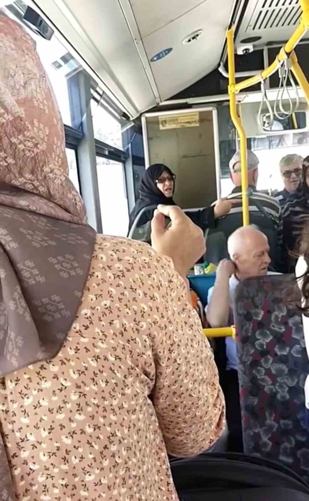 Bursa'da bir özel halk otobüsünde, engelli bir vatandaşa yardım etmeyen