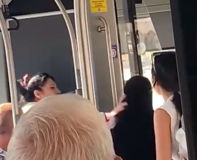 Denizli'de, 2 yaşındaki kızıyla otobüse binen tesettürlü bir kadın, başka