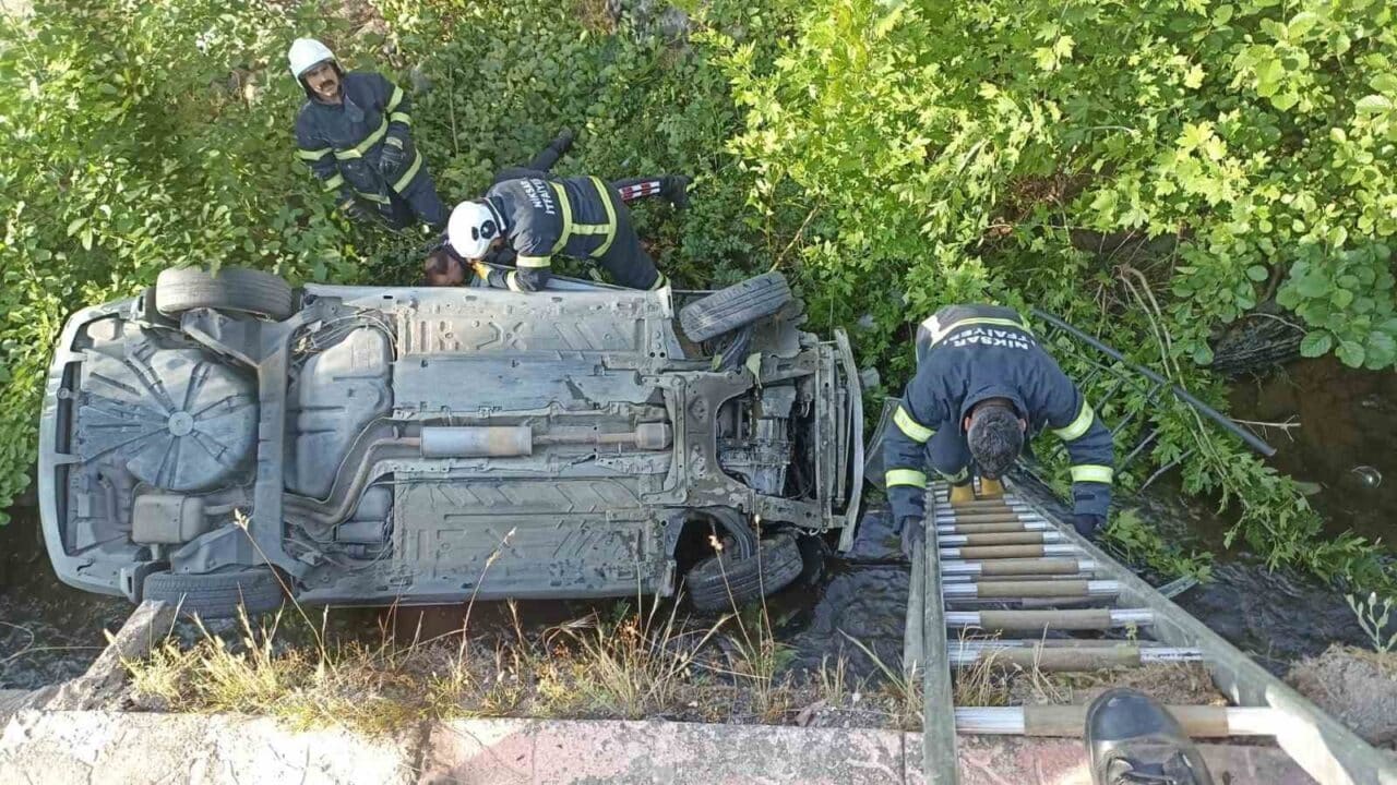 Tokat'ın Niksar ilçesinde bir otomobil, sürücüsünün kontrolü kaybetmesi sonucu Çanakçı