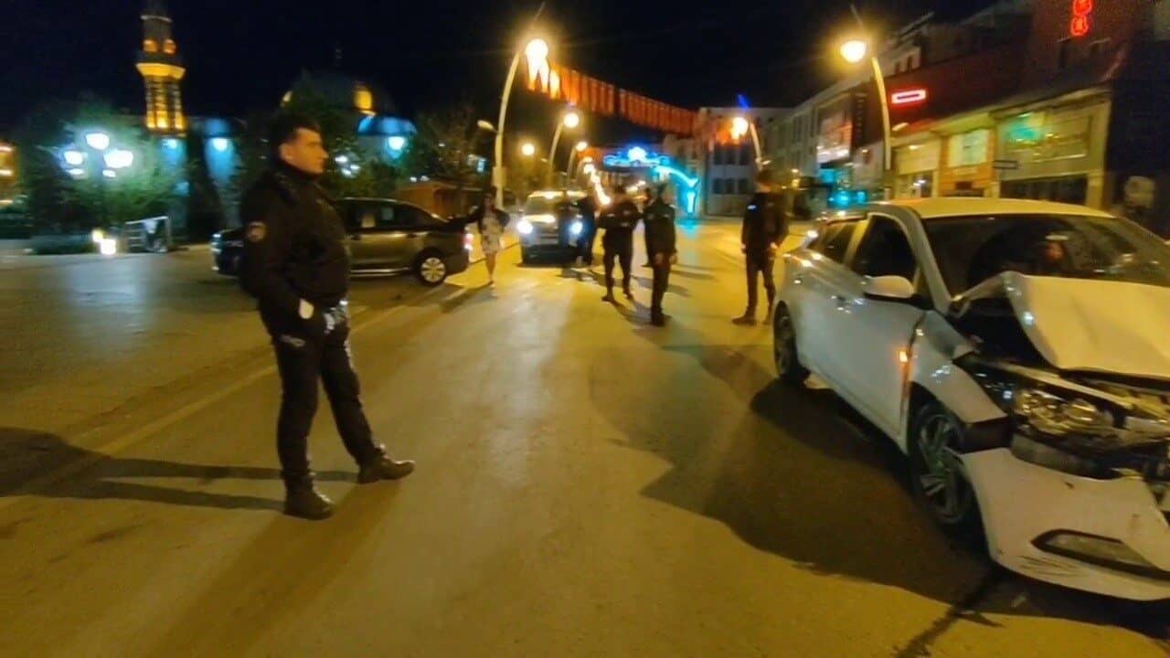 Erzurum Cumhuriyet Caddesi'nde gece saatlerinde 27 KG 596 plakalı araç