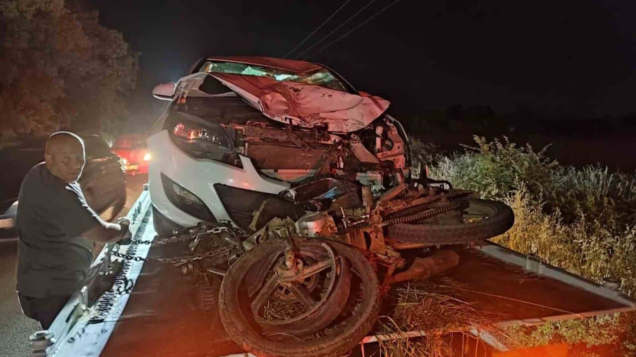Edirne'nin Keşan ilçesinde Beğendik Beldesi yolunda otomobil ile çarpışan motosiklet,