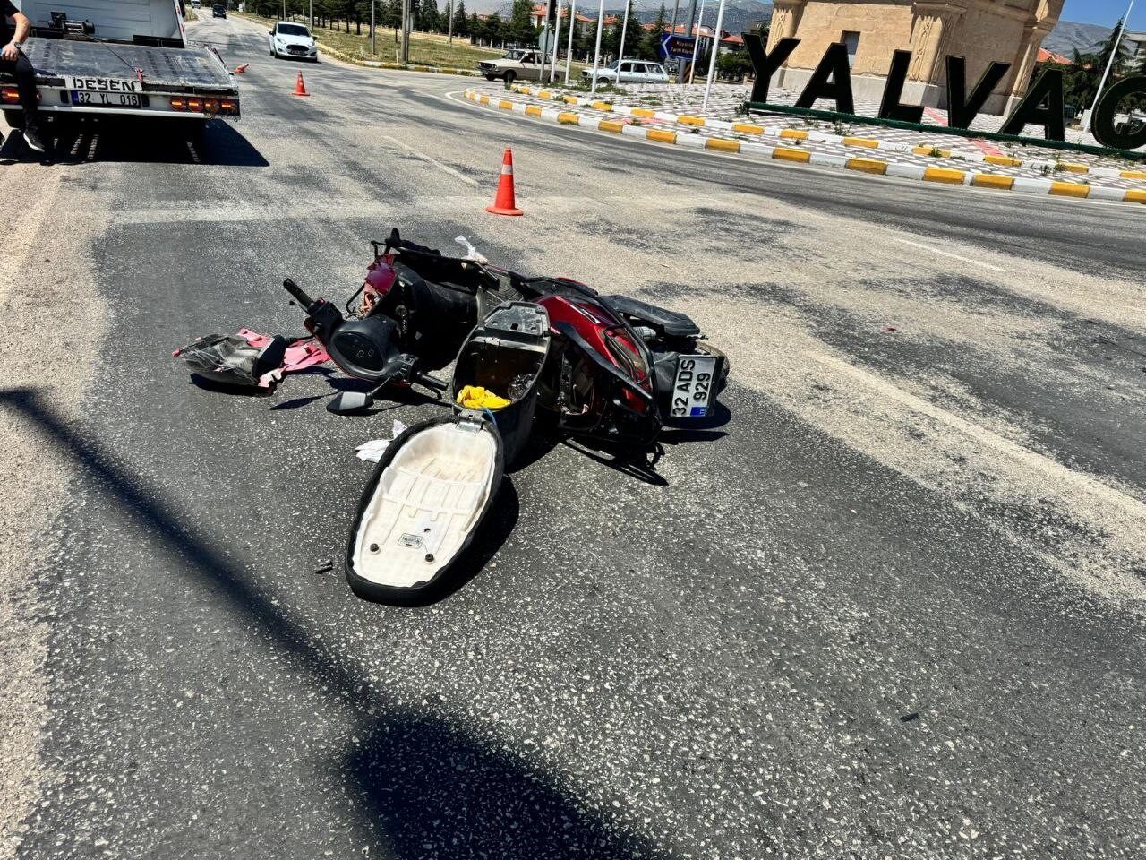 Isparta'nın Yalvaç ilçesinde gerçekleşen trafik kazasında, A.O.A. yönetimindeki otomobil, motosiklet
