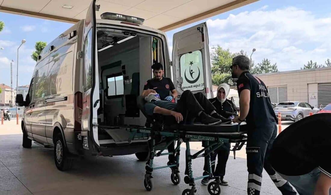 Bursa'nın İnegöl ilçesinde kontrolden geçen bir otomobil, traktörle çarpıştı. Yaralanan