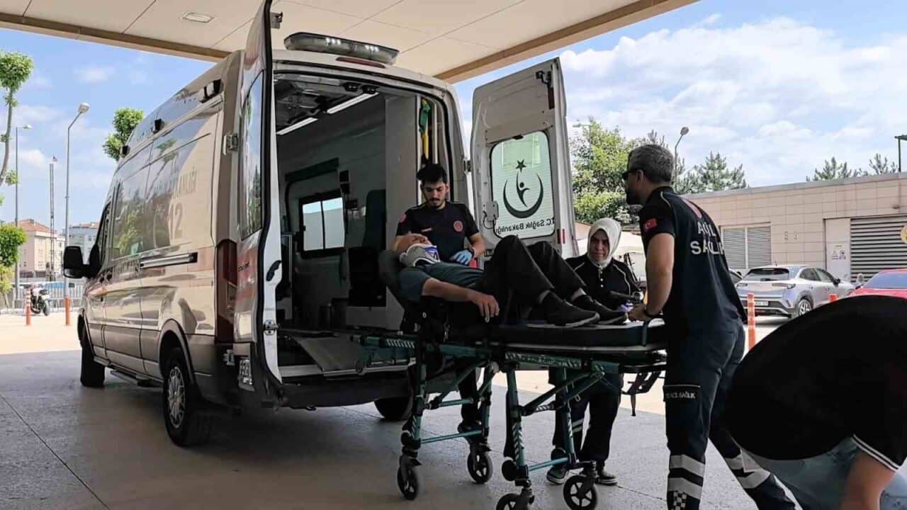 Bursa'nın İnegöl ilçesinde kontrolden geçen bir otomobil, traktörle çarpıştı. Yaralanan