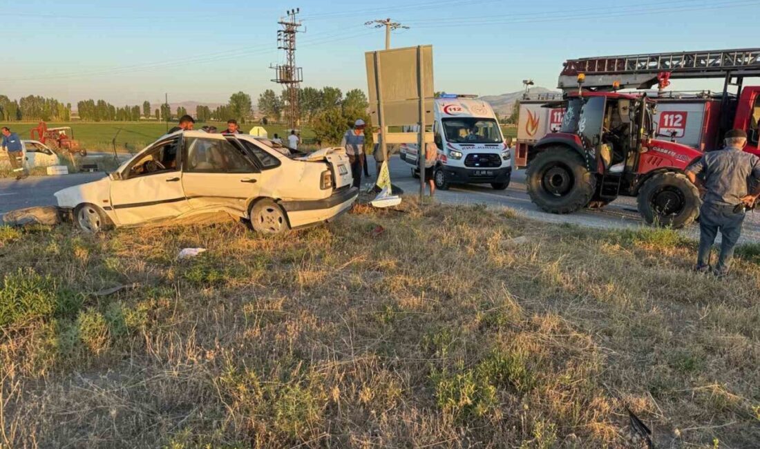 Afyonkarahisar'ın Emirdağ ilçesindeki Karaağaç Köyü Kavşağı'nda bir otomobil ve traktör