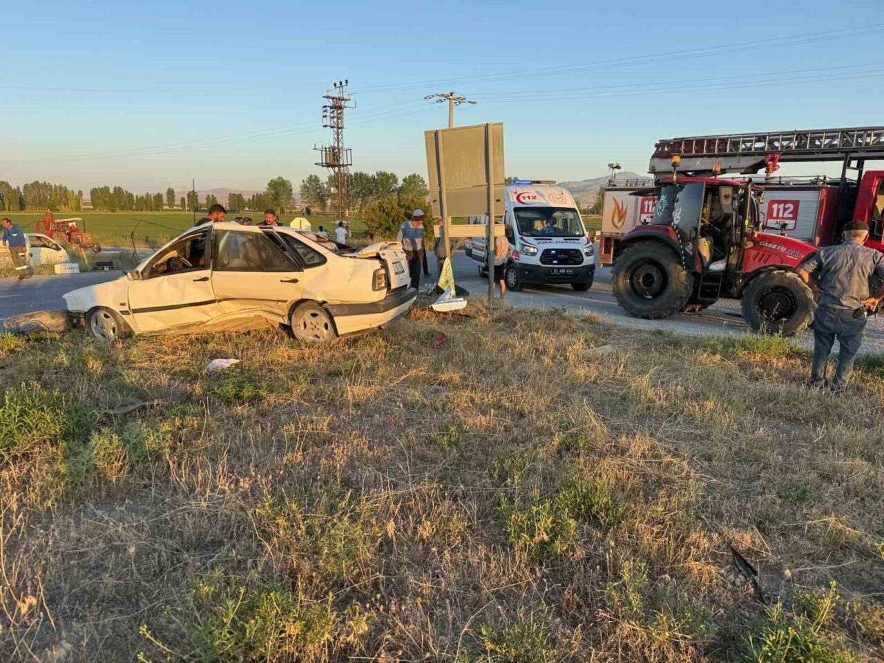 Afyonkarahisar'ın Emirdağ ilçesindeki Karaağaç Köyü Kavşağı'nda bir otomobil ve traktör