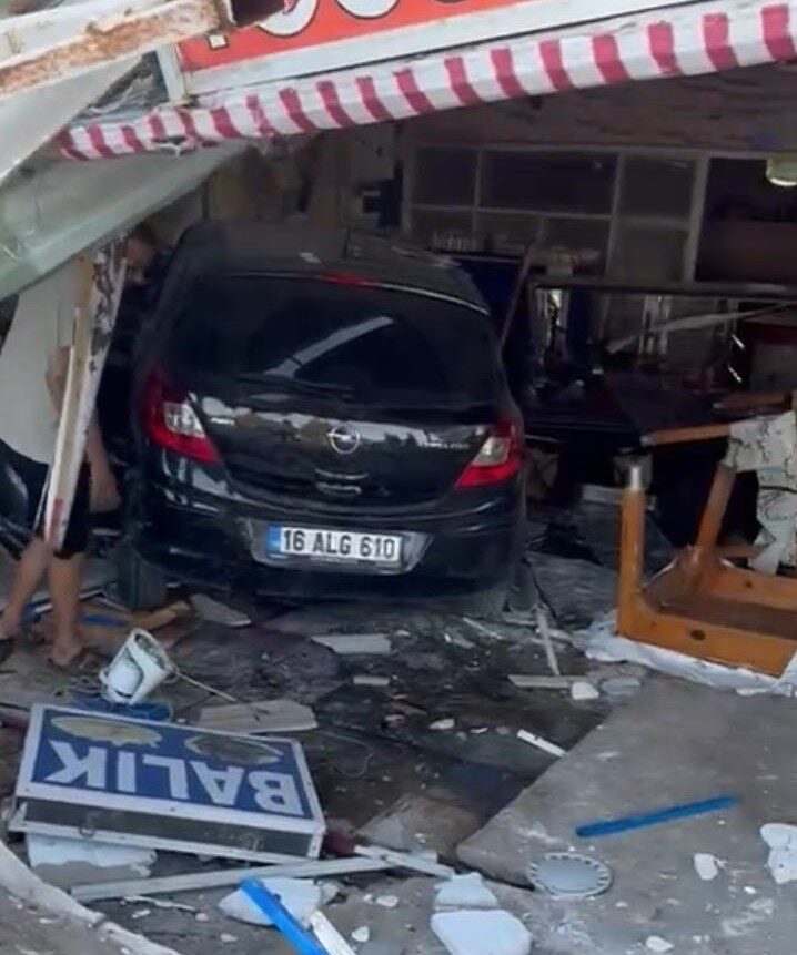 Mersin'de otomobil, sürücüsünün kontrolünü kaybetmesi sonucu lokantaya girdi. Kazada iş