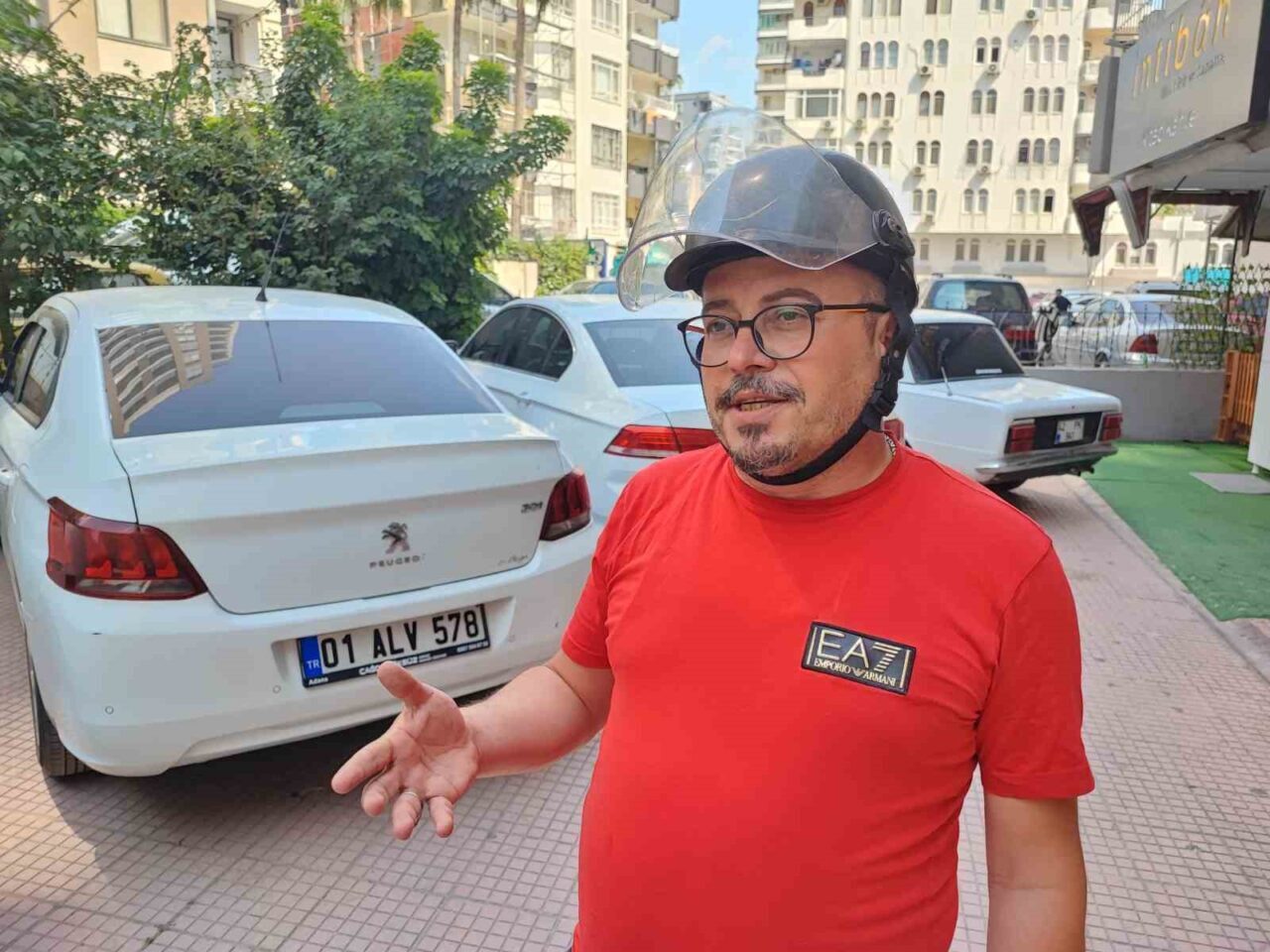 Adana'da otomobil sürücüsü Emin Mığı, kask takmadığı gerekçesiyle 993 lira