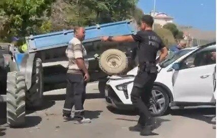 Bursa'nın Gemlik ilçesinde, Kumla Yolu'nda bir otomobil, önündeki traktörün römorkuna