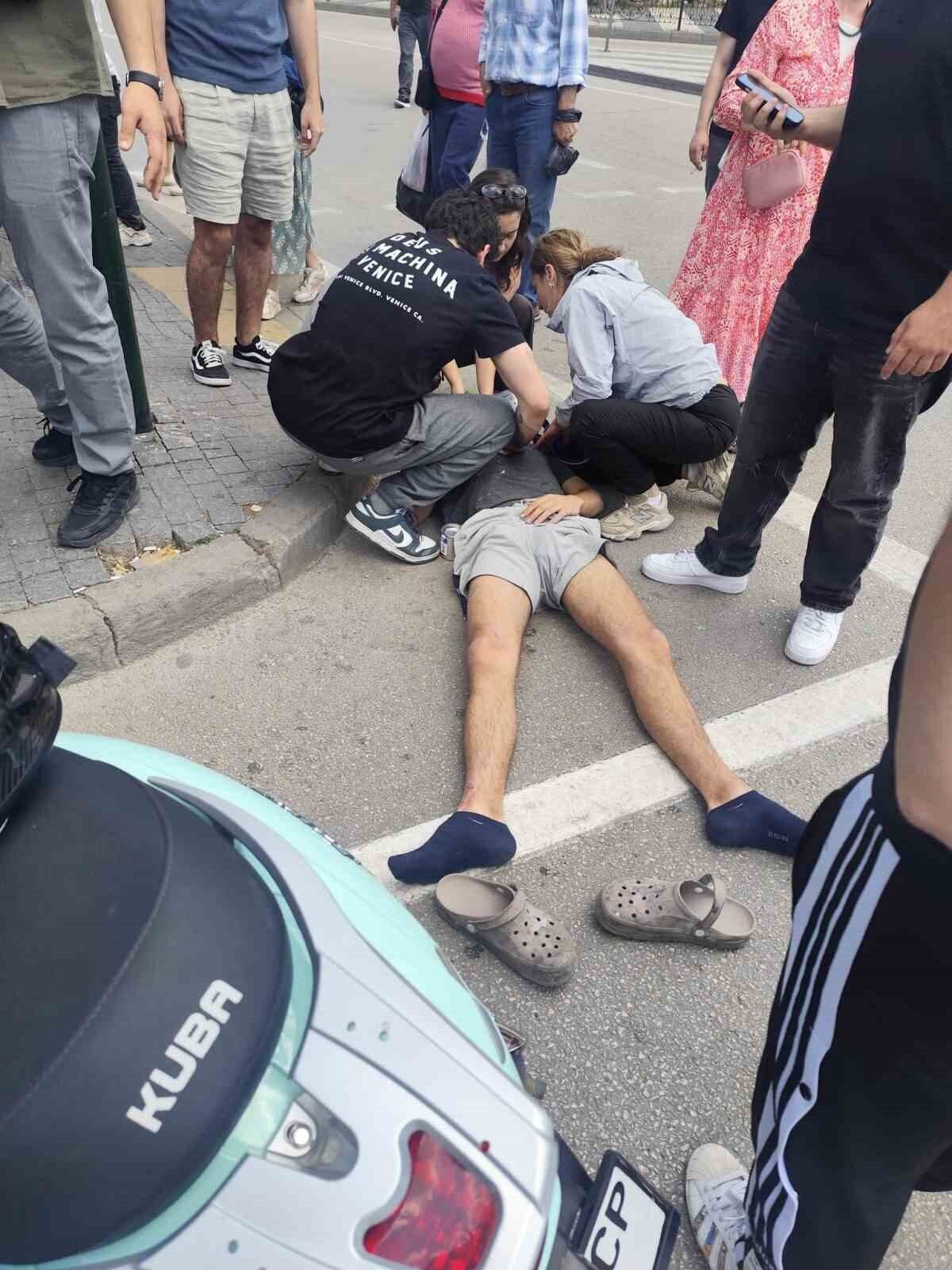 Bursa’nın Osmangazi ilçesinde otomobil sürücüsü direksiyon hakimiyetini kaybederek iki motosiklete