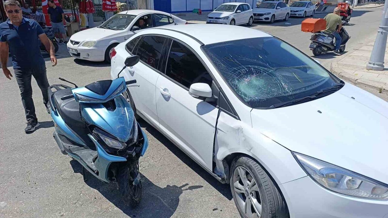 Antalya'nın Manavgat ilçesinde, motosiklet sürücüsü Nevzat Ö., otomobile çarparak havaya