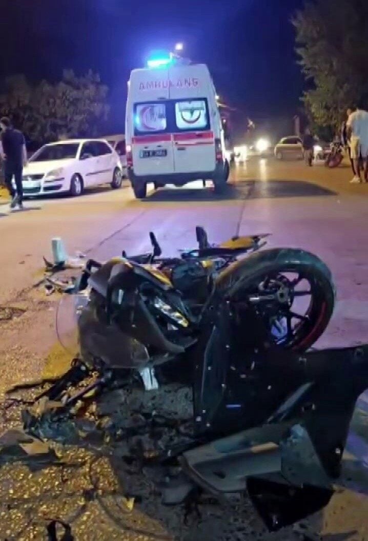Sakarya'nın Akyazı ilçesinde otomobil ve motosikletin çarpıştığı kazada, motosiklet sürücüsü